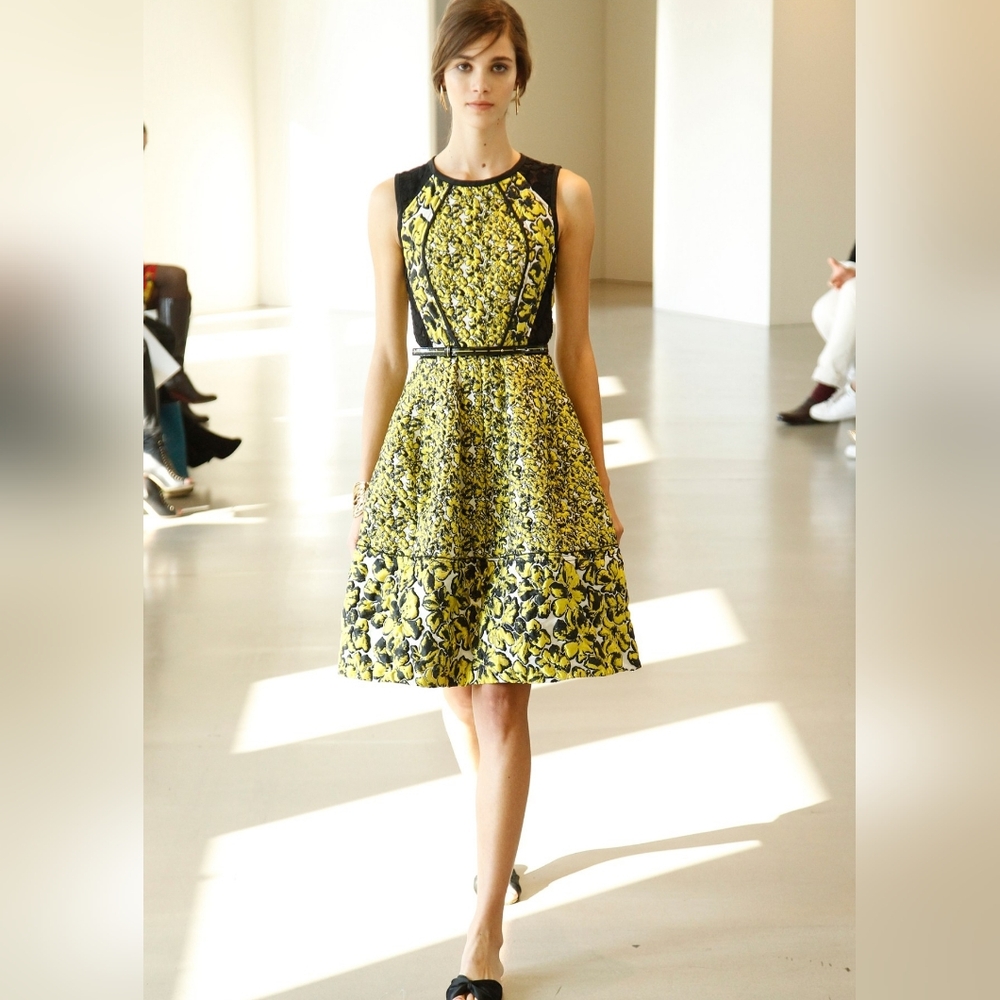 *$3,700 OSCAR DE LA RENTA GREEN BROCADE LACE SILK LINED RUNWAY DRESS 2, 6, 12